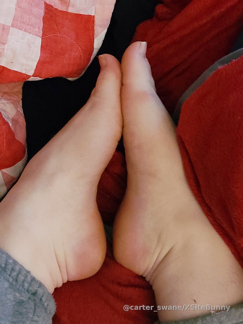 Here's some feet while I get set up 😋