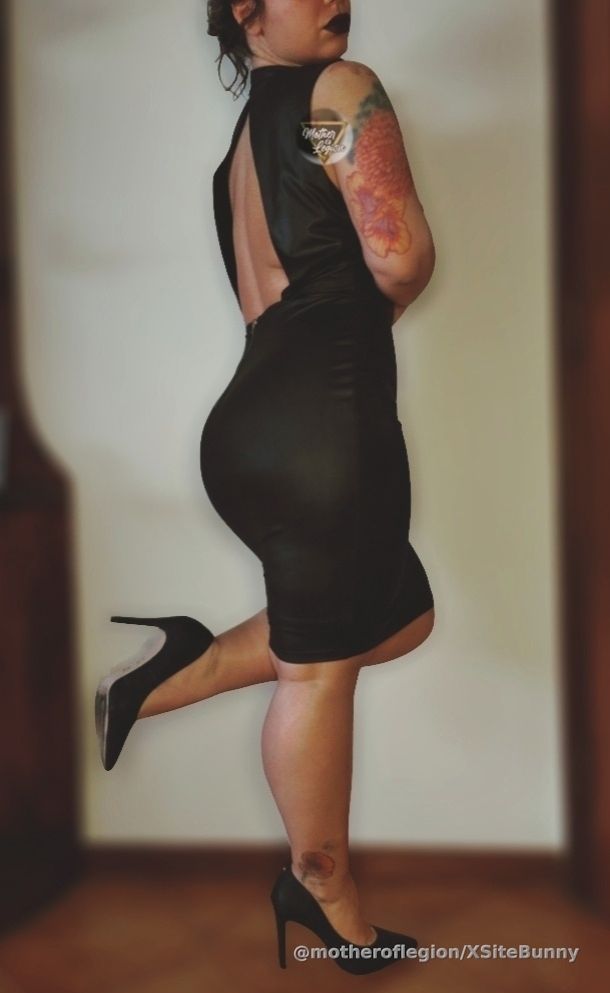 🎶Good mooorniiing🎶 Being a good person isn't about the amount of damage and abuse you are willing to suffer. Far too many times we equate standing up for ourselves, leaving, saying something, asking for help as being a bother, being imposing, defiant and even being perceived at all. You have the right to walk away and be okay.☀️🖤