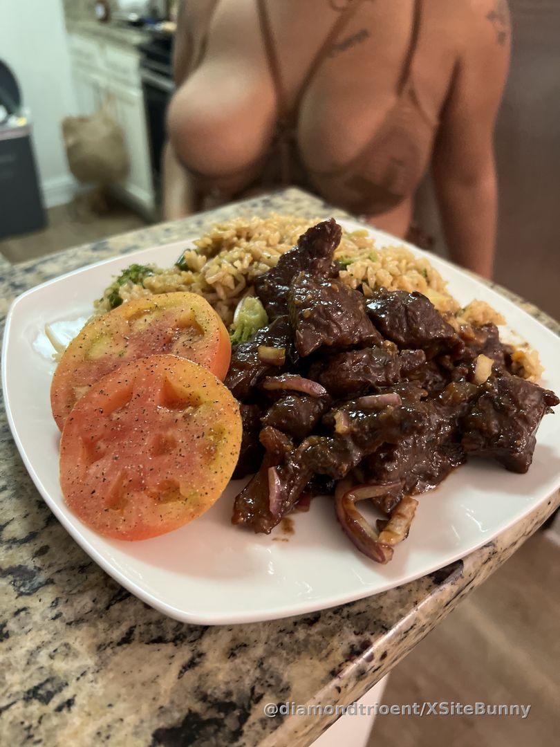 I cooked last night for the first time in a long time. It really felt good. I made some vegetarian fried rice with Korean style marinated beef and plated it with sliced organic tomato for everyone else but for myself you will see the second plate has oven roasted king oyster mushrooms with garlic, green onion and teriyaki 