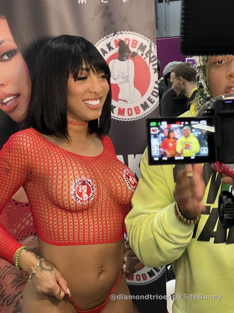 BTS: @smuttalkpodcast interviewing Kona Jade at the Exxxotica Expo NJ