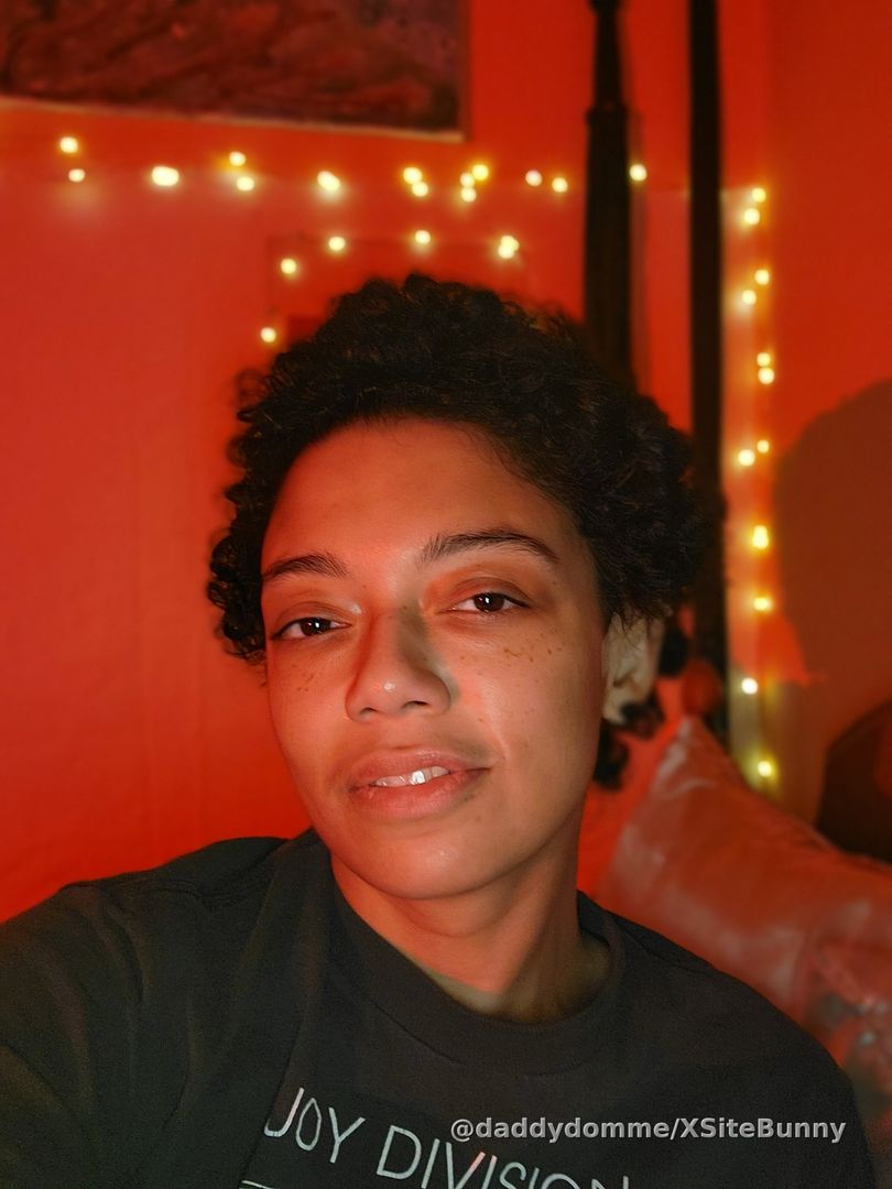 Stripping & Teasing you in my bedroom 😏