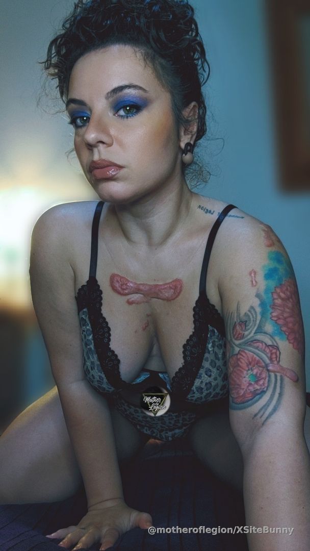 🎶Good mooorniiing🎶 Shame and fear are at the root of perfectionism - whether that results in the need to be seen, accepted, loved or even to not be perceived, not stand out and bring bad attention to the self. I'm here to tell you that you are inherently valuable. Don't miss out on experiences. Imperfection makes you real, not other's perceptions of you.☀️🖤