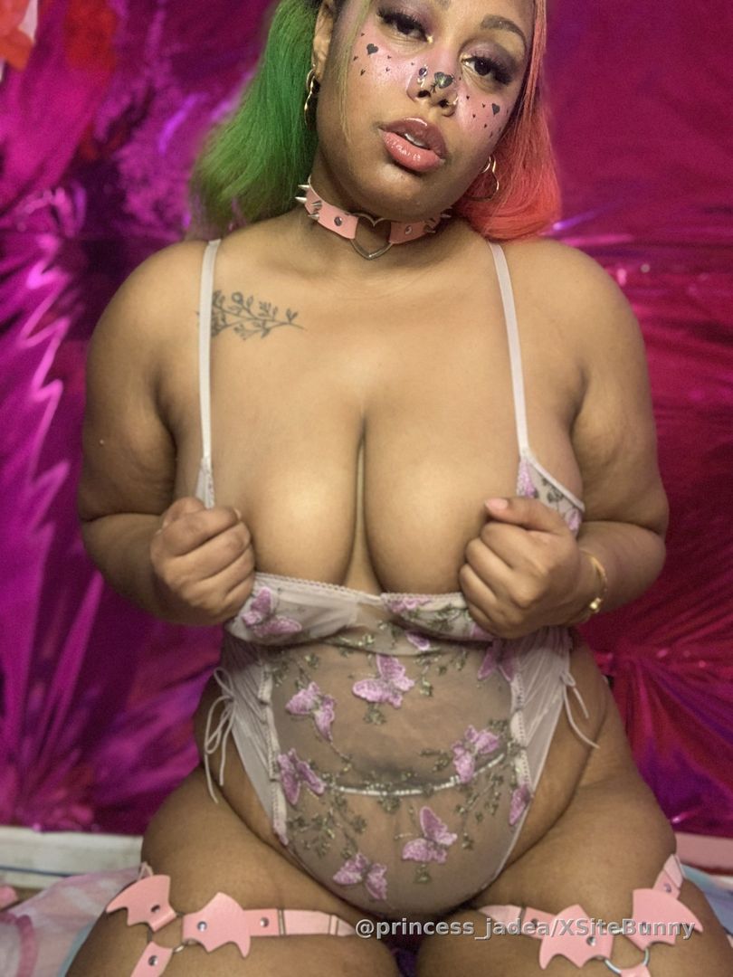 Don’t you wanna see me pull it down? 😏🥵😈