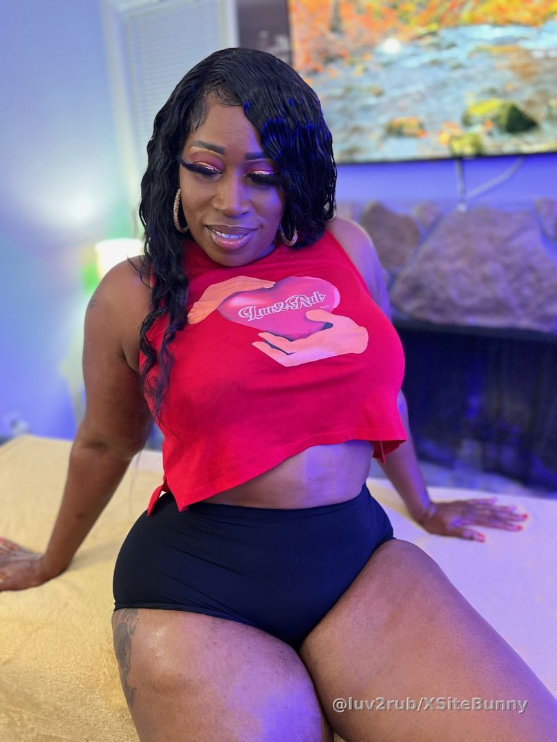 I love shooting with @diamondtrioent they make me feel so sexy 🥰