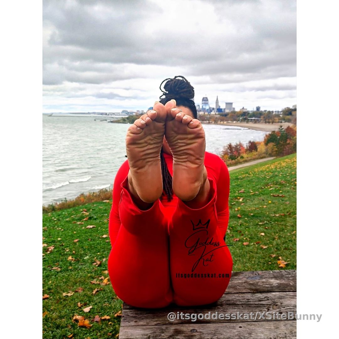 Juicy booty and soles video hidden behind this post 