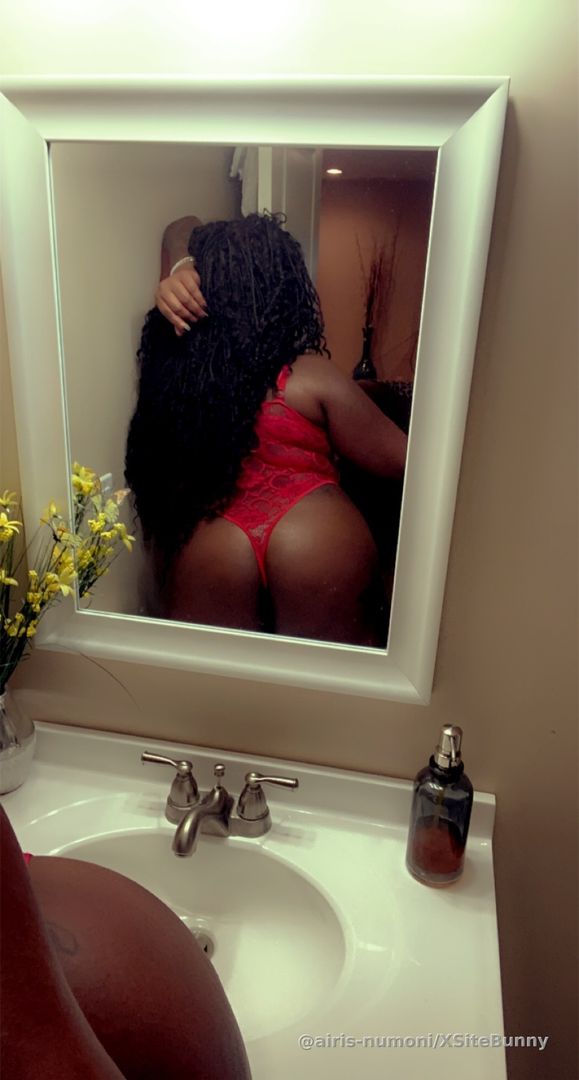 Red laces on chocolate lips 😏😘