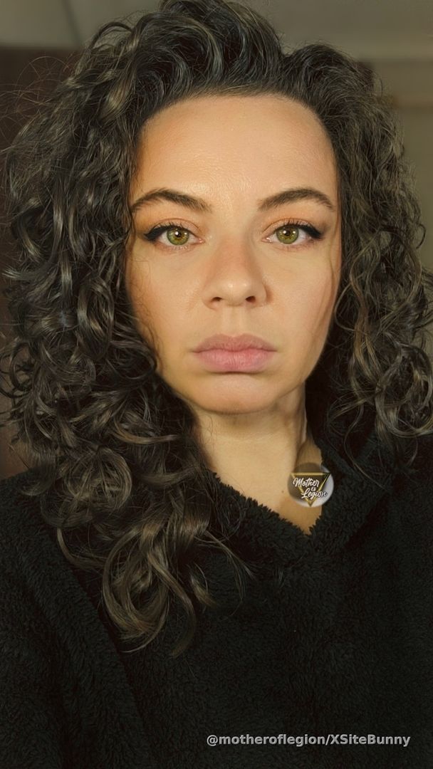 🎶Good mooorniiing🎶 Do not give them the power to bring back that hurt, that pain, that quarrelsome, that unhealed version of you. Keep on your path, let the banshees scream. While they run around in circles, you level up.☀️🖤