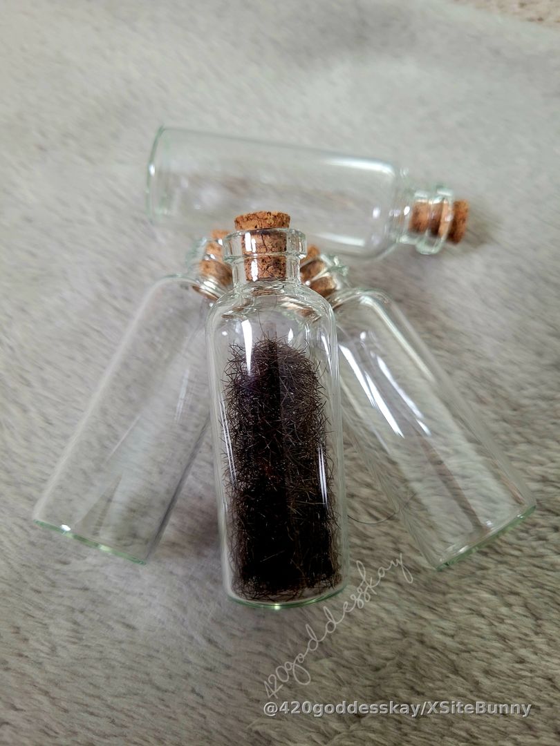 33 ml glass vials, with cork stopper, filled with My pussy hair. ✨️Message for price✨️
Additional vials I offer include:
~Body Hair ~Toe/Finger Nails
~Foot Dust ~Boogers ~Floss