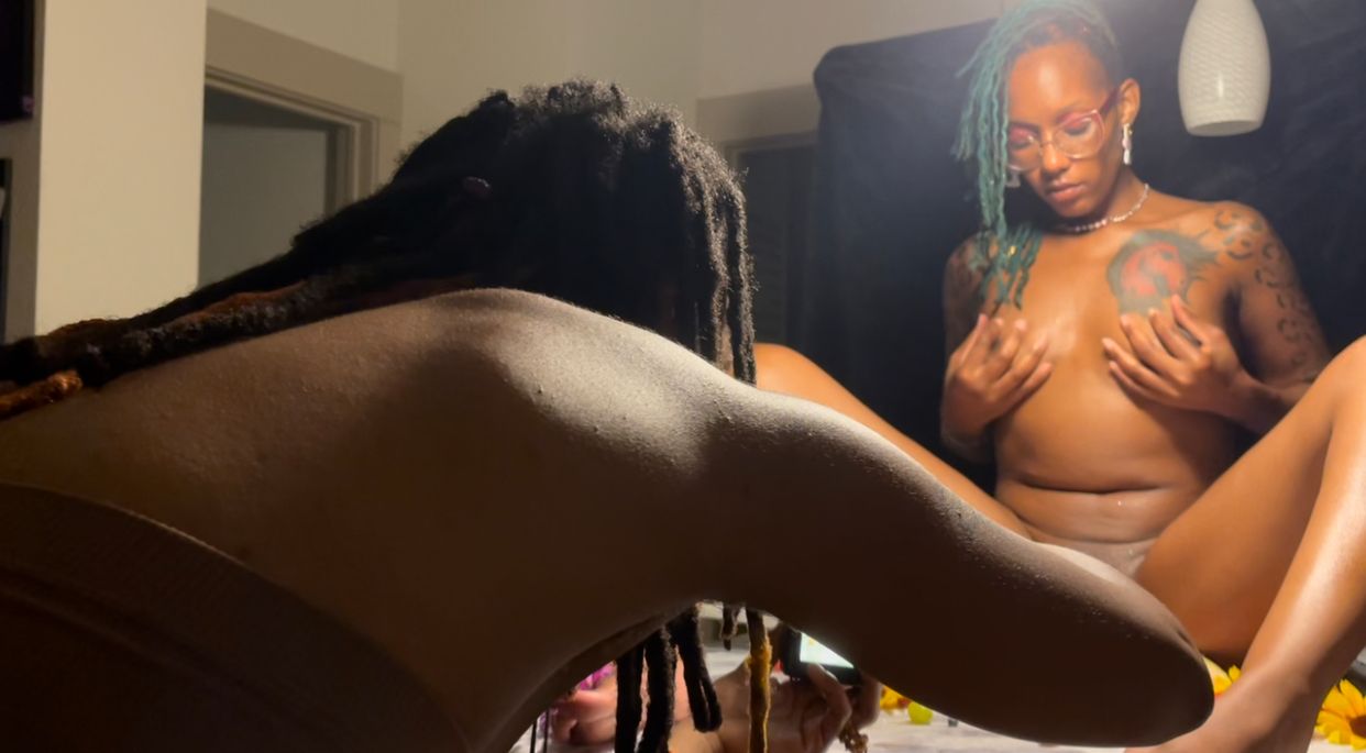 BTS shot from my, “Pussy On A Platter” shoot 
Subscribe to see how the pictures came out 😁