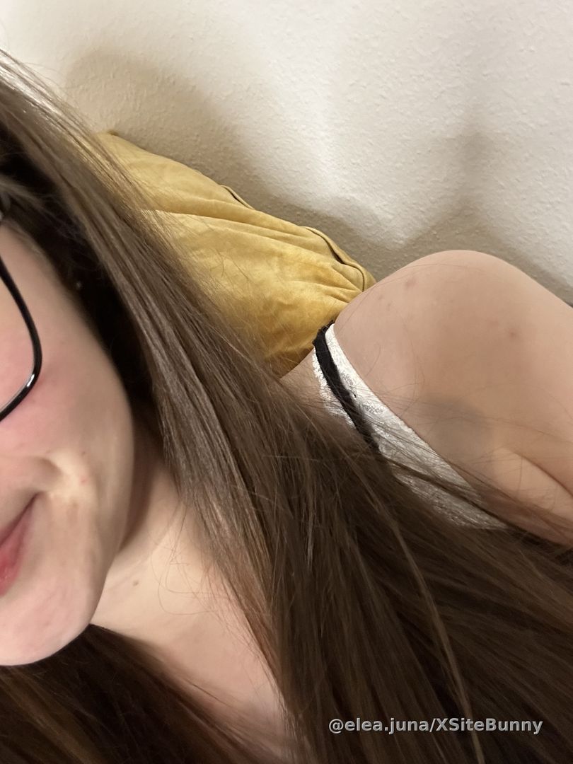 Do you want to join me on my lazy sunday? 😘
Check out all my 80!!! Pics and Vidoes in this post! 🥵