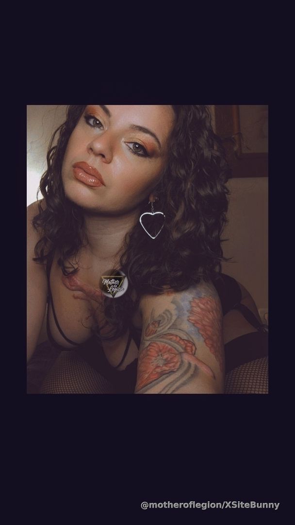 🎶Good mooorniiing🎶 Stay present and be intentional with your choices, your moves, plans. Respect your growth and understand it comes in waves; respect your healing and understand it comes in waves. See that, to get to the place where you want to be, many steps have to be taken - do not get discouraged, this way, you'll stand firm and happy when you get there.☀️🖤