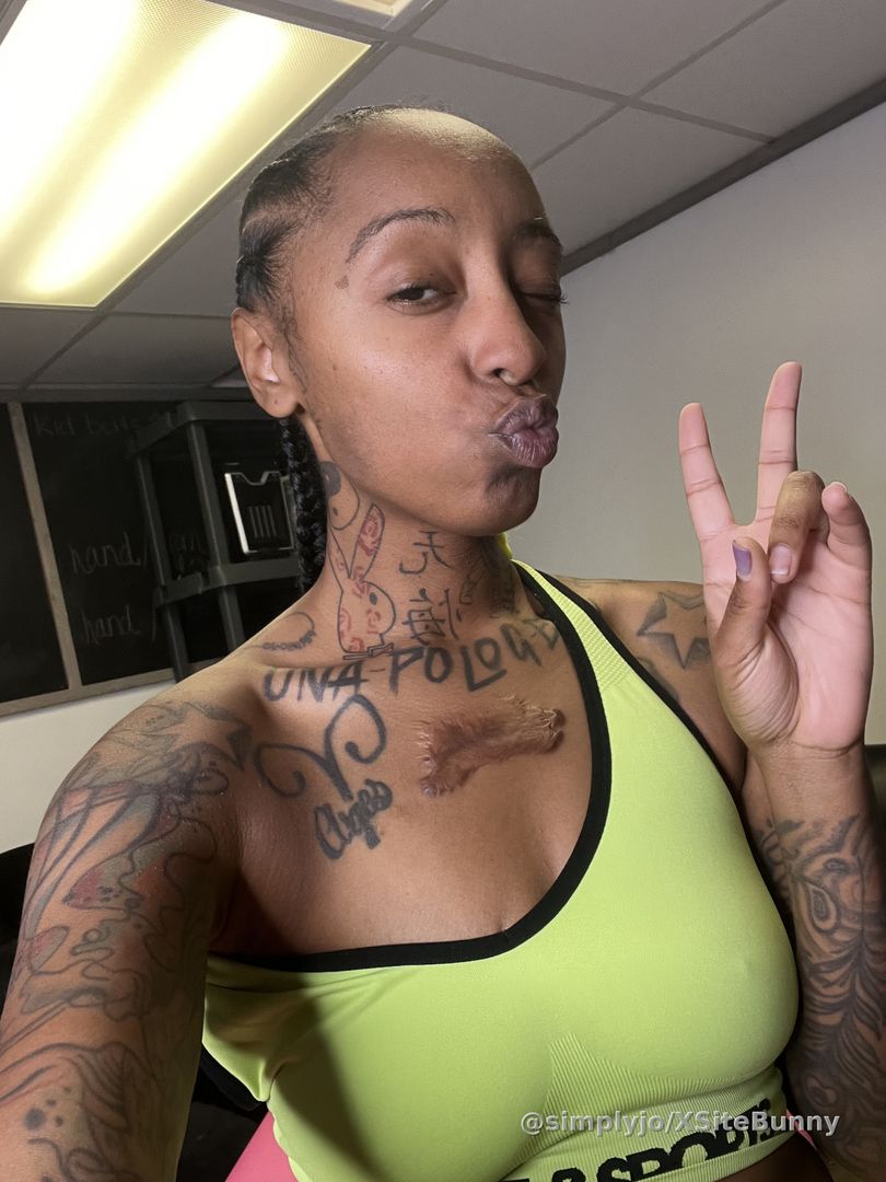 Let play empty out Jos phone 🥵😮‍💨🤦🏾‍♀️ I bee. Holding back way to much smut  😂