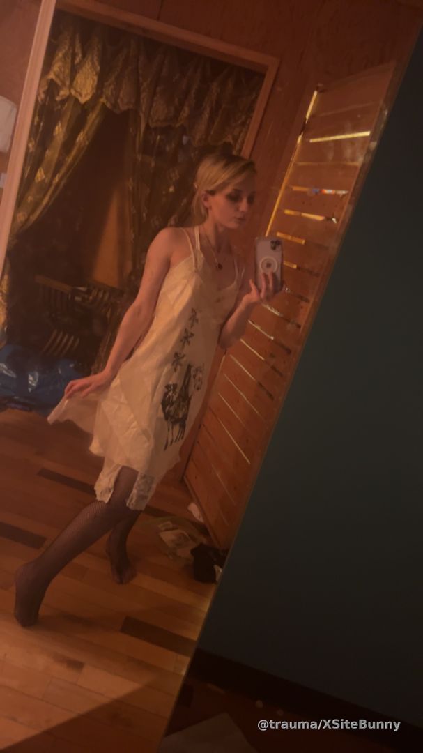 King Paimon Dress + Lingerie striptease photoset.
with some selfies. not full nude.
dress i designed & detailed myself. indo take commissions on those.
just trying to reach the 60 post minimum sorry