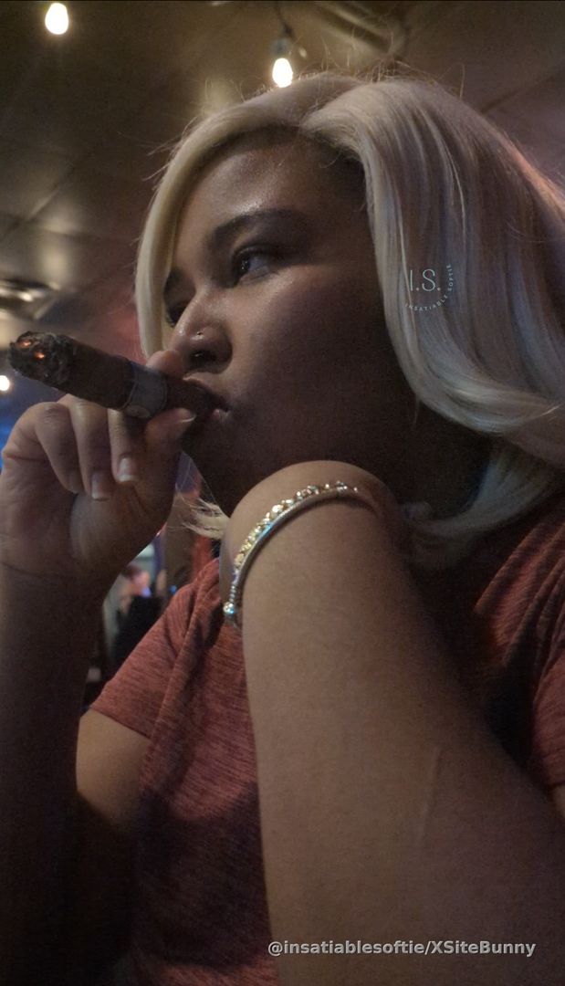 Smoking a cigar for the first time!

Now I need a cigar bottom 😈

#Findom #Domme #Femdom #Smoke