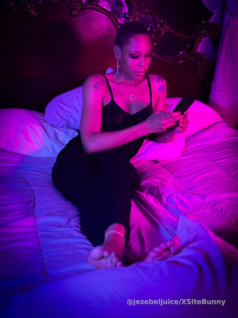 Sometimes I like to step out of my comfort zone and show my sensual side 😈

Cum see my latest FJ collaboration this Friday freaks! 👣💦