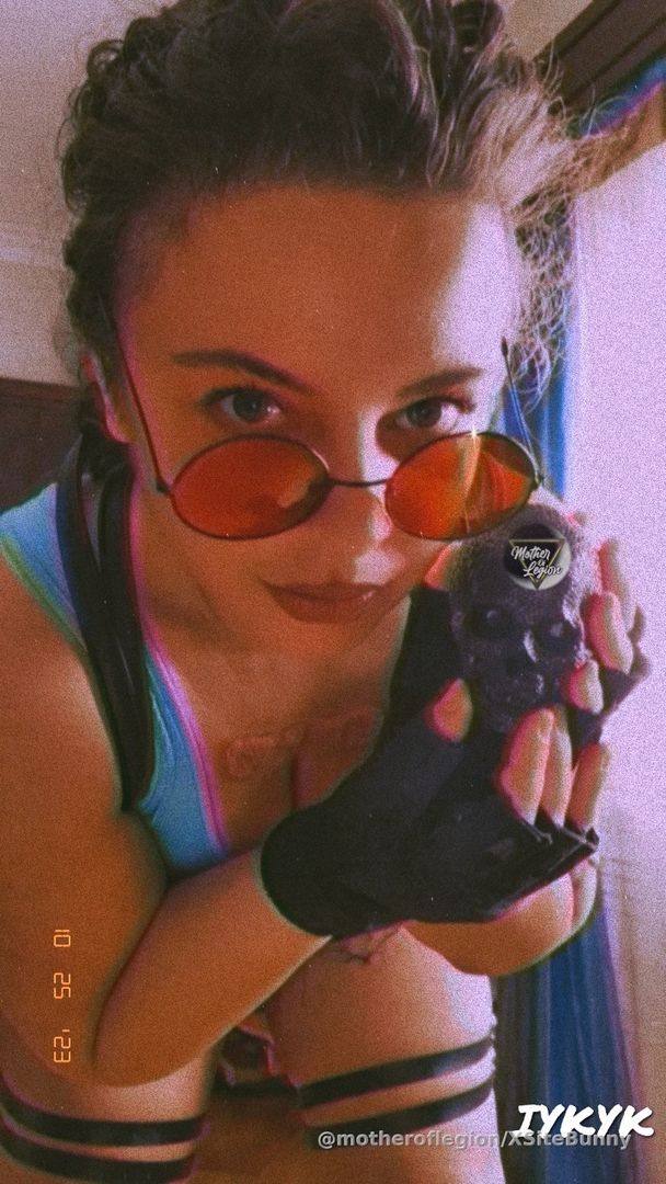 🎶Good mooorniiing🎶 Your softness, your vulnerability, your mind and heart are safe with your person(s). If you don't feel like a flower blooming or already in full bloom with them, then they are not for you. And that is okay: our energy isn't for everyone.☀️🖤