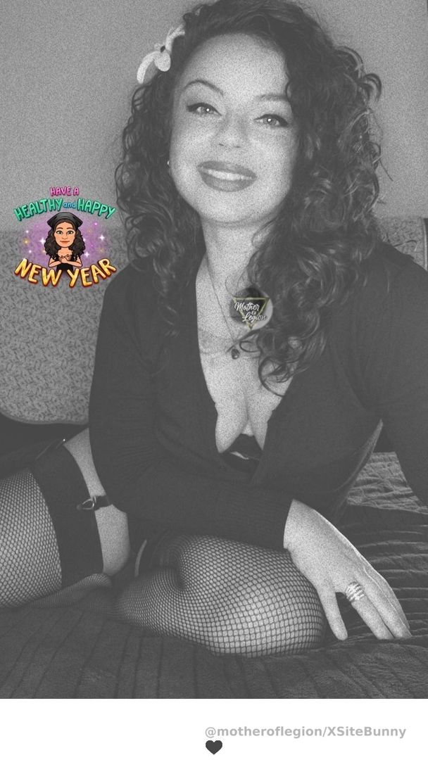 🎶Good mooorniiing🎶 This is the year you take back all of the energy that was stolen from you. All of the effort you put into other people and their lives? Do it for yourself now. You are valuable and worthy, the foundation needs to be solid, steady and secure to build the life you want. There's no right time, but there is a certain order to this chaos.☀️🖤