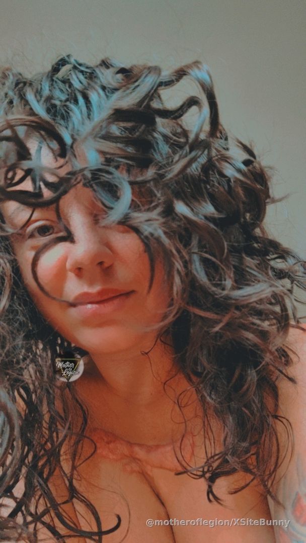 🎶Good mooorniiing🎶 It's not about cheering up, it's about showing up.☀️🖤