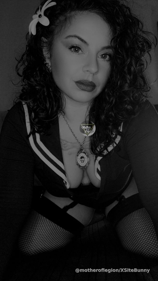 #UnbotheredJazzyGothPinup 😏

The year is coming to an end and my life has changed quite a bit. From a house fire to being engaged, breaking off the relationship for my own physical, emotional and mental safety, to finally giving into creating this type of content, grasping my health and finding the love of my life in the most random, organic way, peppered with a lot of ups and downs from life as an autistic person👽, 2023 surely was unexpected. We - perhaps I should say 
