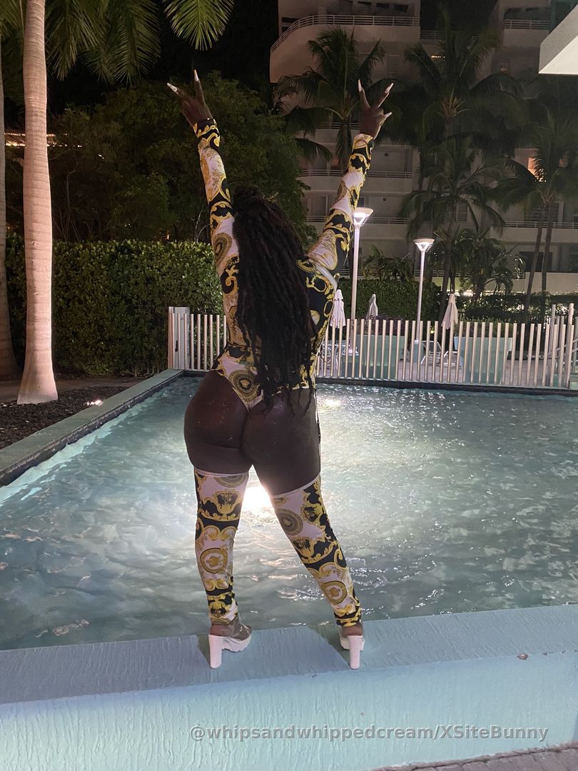 Swipe right to look at my sparkly ass UP CLOSE!!!