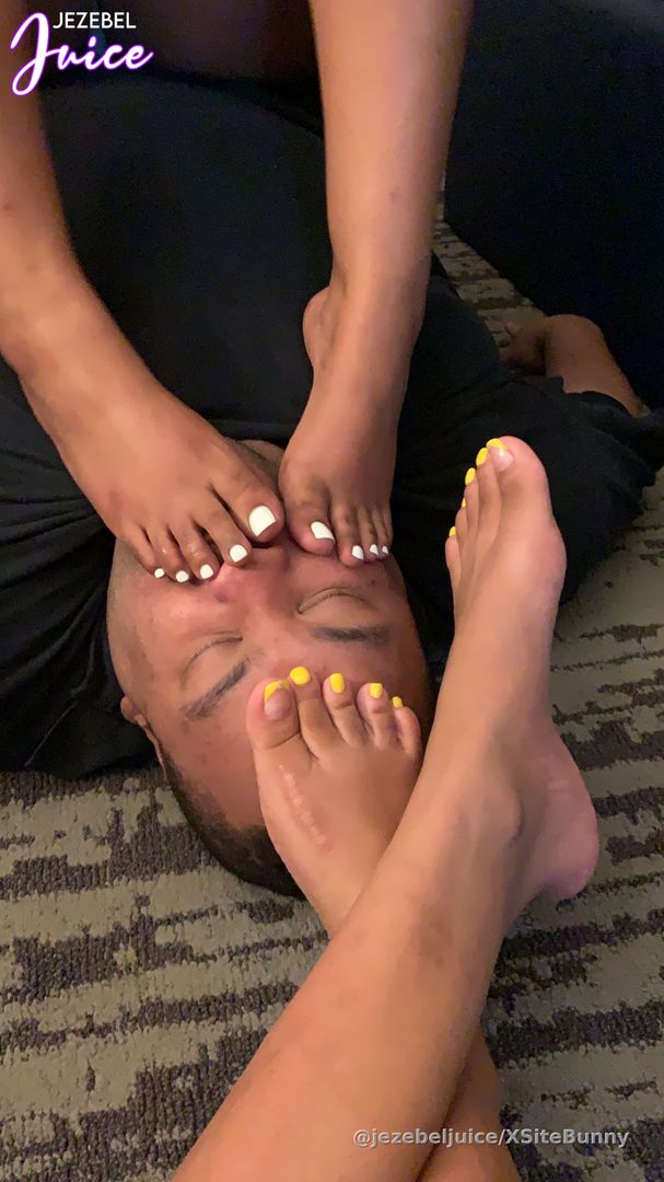 🎥 “Full Course Foot Meal”

This was a highly anticipated reunion between Goddesses and what better than to have our feet worshipped properly by a good foot boy. 

He was able to withstand the pressure. Could you? 👣🐕‍🦺🤭

#DoubleDomme #FootFetish #FaceSitting