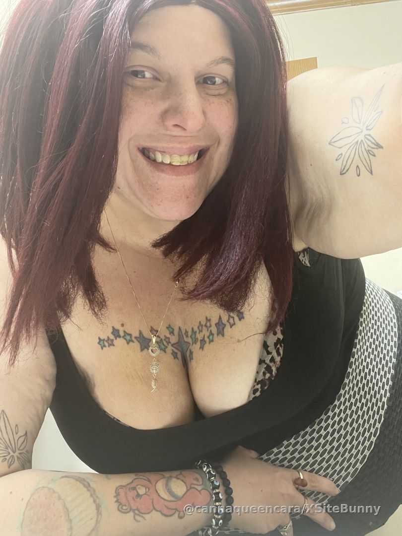 Stoner Girl in Tight shirt & Leggings 