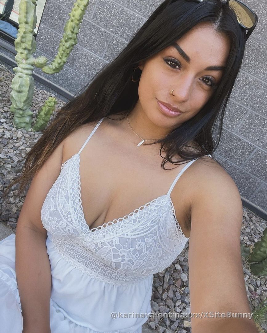 Out here in this desert heat keeping it sexy for you😘