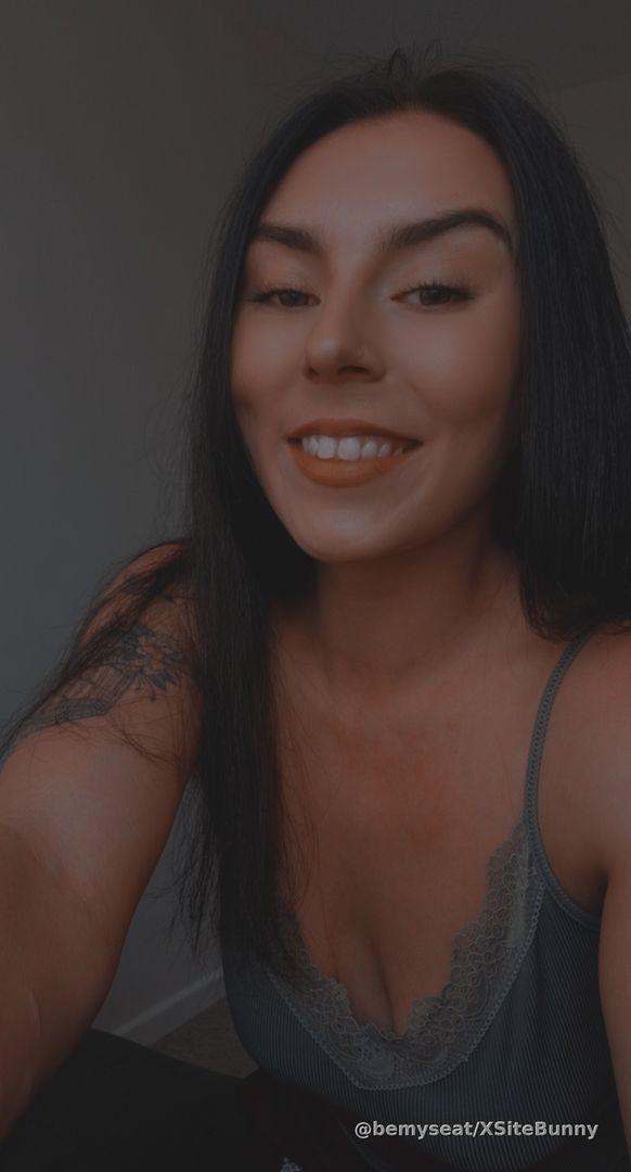 Heyyy🤗 what's everyone up to today??🙃