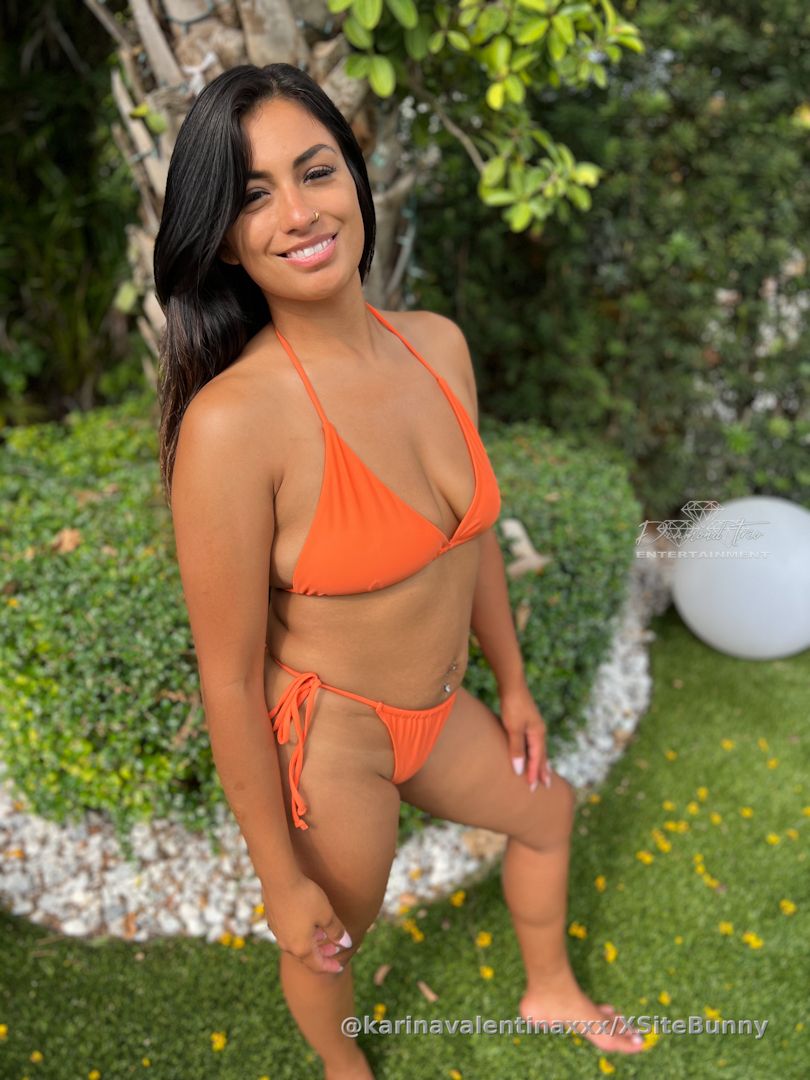 So I finally took that orange bikini out for a spin when I went down to Miami for the XBiz Creator Awards with @diamondtrioent WE HAD A BLAST!!!