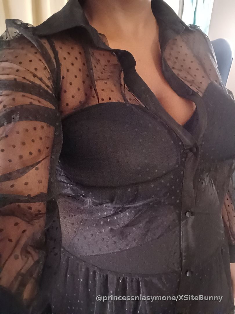 Your favorite succubus 😈