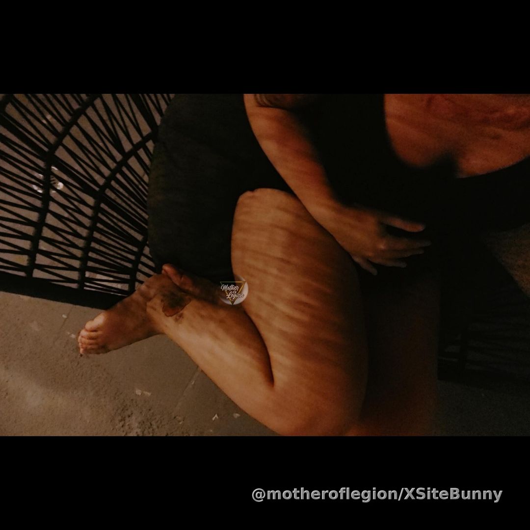 🎶Good mooorniiing🎶 That someone is a person who adds to your energy, to your well-being, someone who doesn't drain you, exhaust you. That equal energetic vibration with whom who can simply exist, not just love and lust and laugh with.☀️🖤