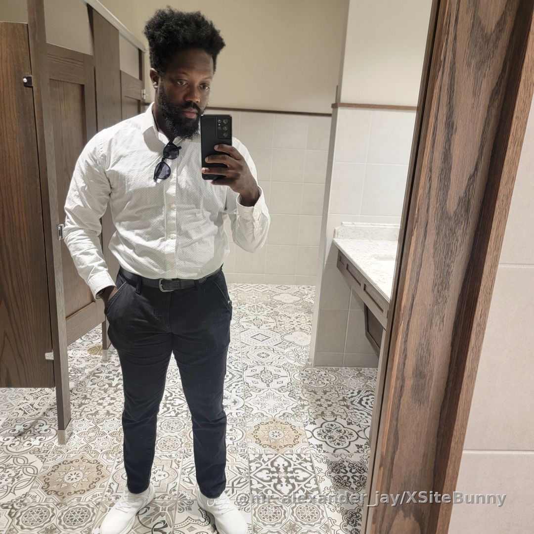 I look good in clothes, too 😏😏