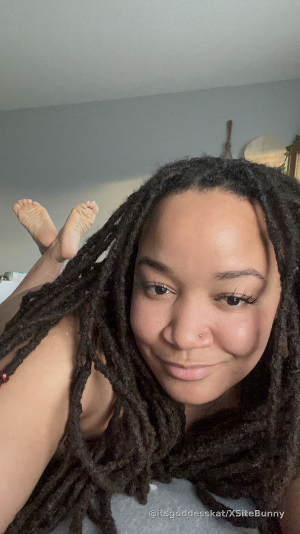 Vibes in the Pose 

I’m laying in the pose listening to smooth music, wiggling my toes and singing along (vid 5:39)