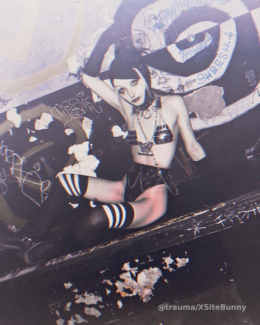 bandage head pinup :)
goth, alt, edgy, stripper, thigh highs, tattoos, skinny, gloves, boots, clubbing, slave, masochist, submissive, bait