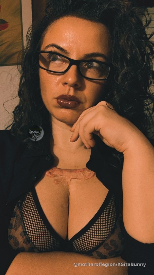 🎶Good mooorniiing🎶 Even in the midst of apparent chaos, there is peace in knowing that what is falling apart is no longer for you and what is yours is coming. Observe Nature's example: metamorphosis isn't peaceful, isn't painless.☀️🖤