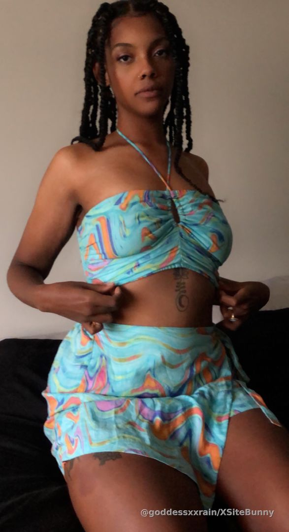 Buenas! I'm Delilah! Bare with me while I pop the cherry for my page! Hehe.