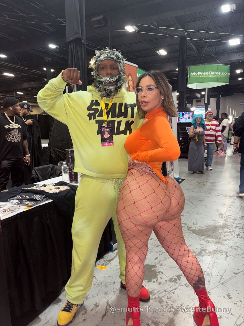 Favorite pics from Exxxotica #SmutTalk 