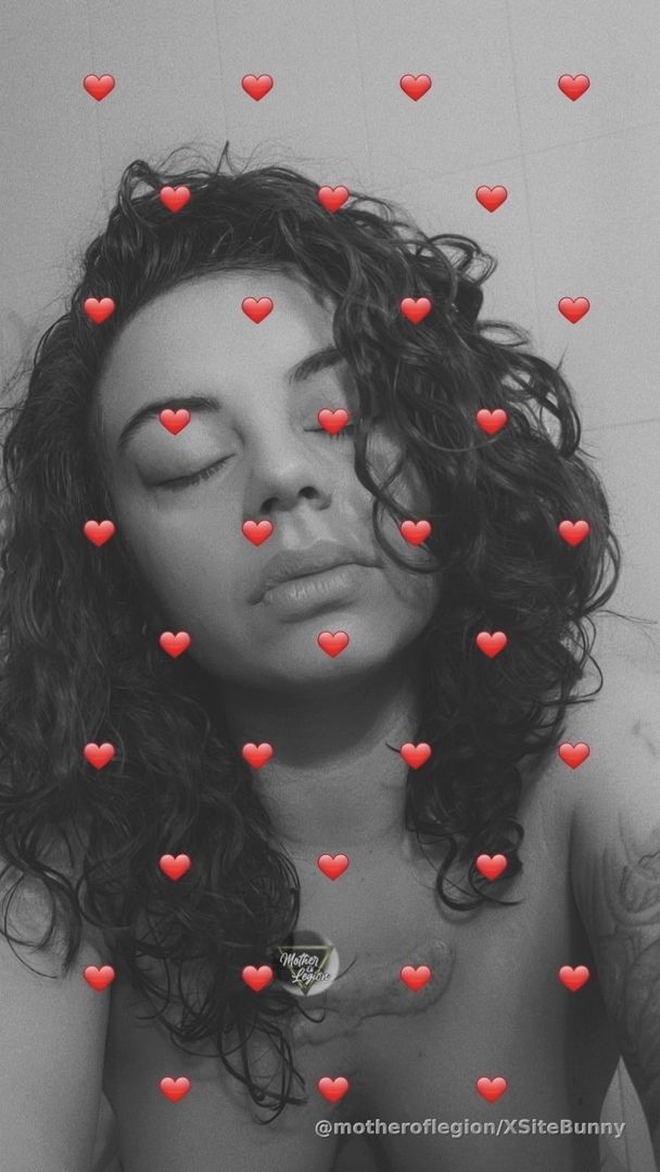 🎶Good mooorniiing🎶 The people that make you snort-laugh, ask if you have eaten and what, call or wait till the end of the day to tell you what's been heavy with them, become vulnerable and cry with you and are concerned about your rest and bed time? Yeah, stick with them.🖤💫🖤 ☀️🖤