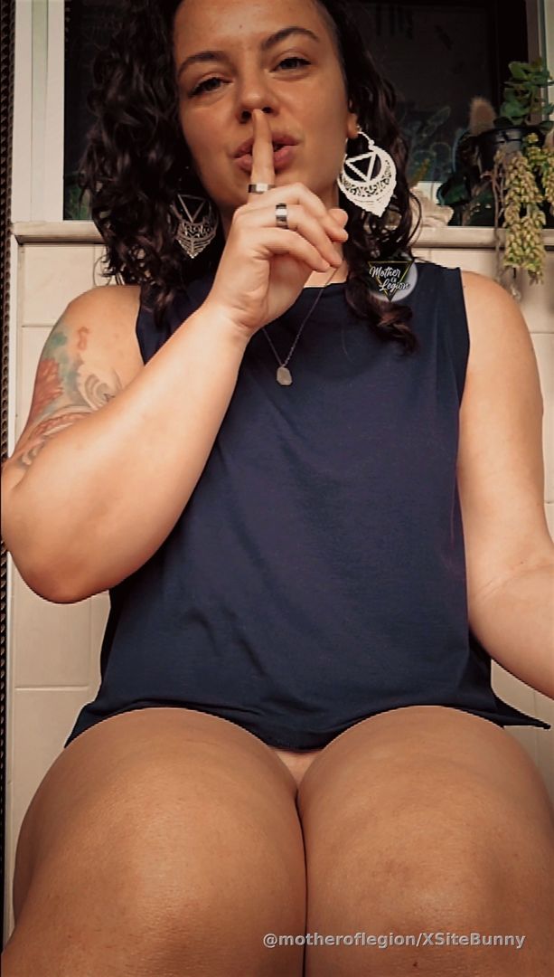 Happy Wet Wednesday! It's not the video, because that was for my Papi🖤💫🖤 but you get two handfuls of screenshots from me squirting💦 outside🙈 in the morning while the neighbors were starting to tend to their gardens.👹