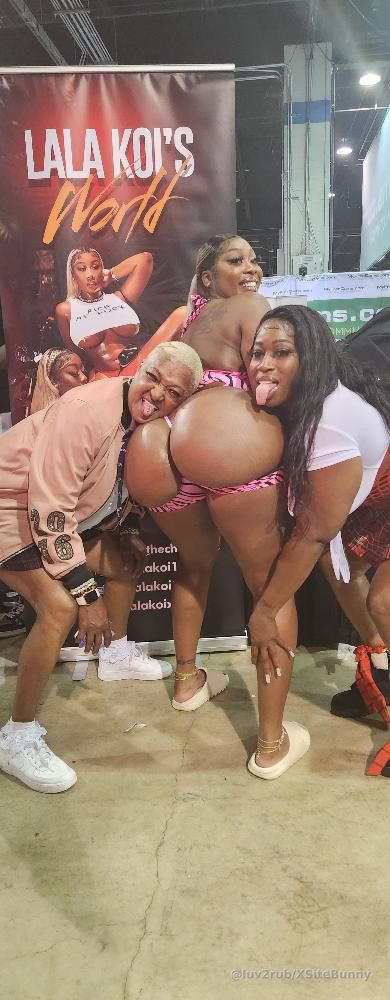 Out at Exxxotica being bad with @latenighttrappinwithauntie 