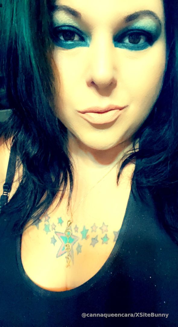 Stoned and feeling sexy, wanna vibe with me? 