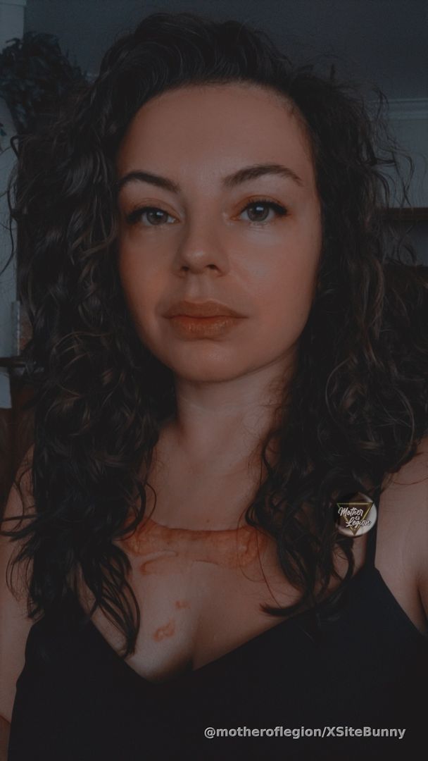 🎶Good mooorniiing🎶 BBs, do not check on people who no longer hold space in your life. You are only breaking your own heart all over again or worse, going to fall back onto what was in the past for a reason and then suffer all over again. Look ahead. Look at the promise of new, better, yours.☀️🖤