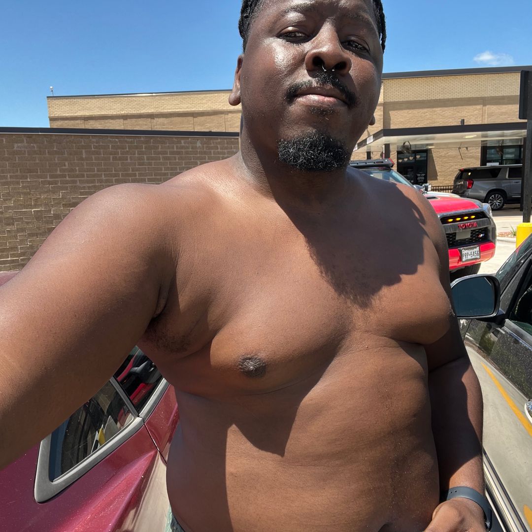 It’s hot out here in Texas. But I’m looking better now that I’m watching what I eat 👀👀