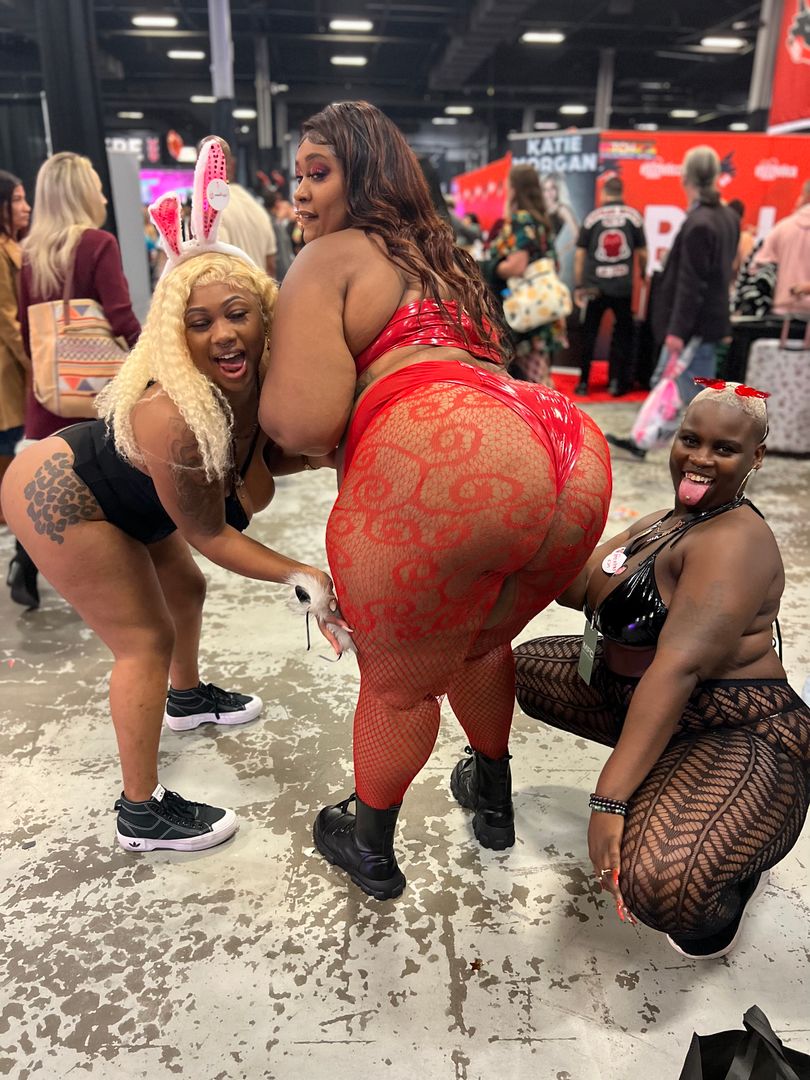 Exxxotica NJ vibeez with @playboychachii @marleydabooty & @dallasplayhouse stay tuned it’s more to cum!!!
