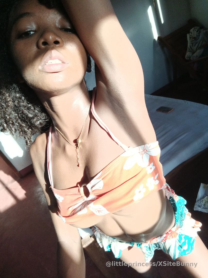 My armpit is so wet, Come and clean them 😋💦💦