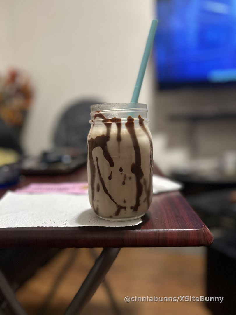 I cook 👩‍🍳 too and I make alcoholic beverages MudSlide 

 A great Game Day Burger 🍔 Onion bagel with blue Cheese Yum 