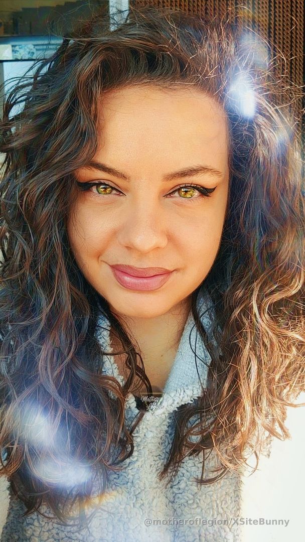 🎶Good mooorniiing🎶 Flourish. Get that water, turn that soil, find your Sun and flourish. That dim environment isn't conducive to your success, that instability brought by someone else, those actions (or inactions) that make you compare yourself and feel embarrassment, shame, guilt - purge yourself of what is hurting your growth. That is self-love.☀️🖤