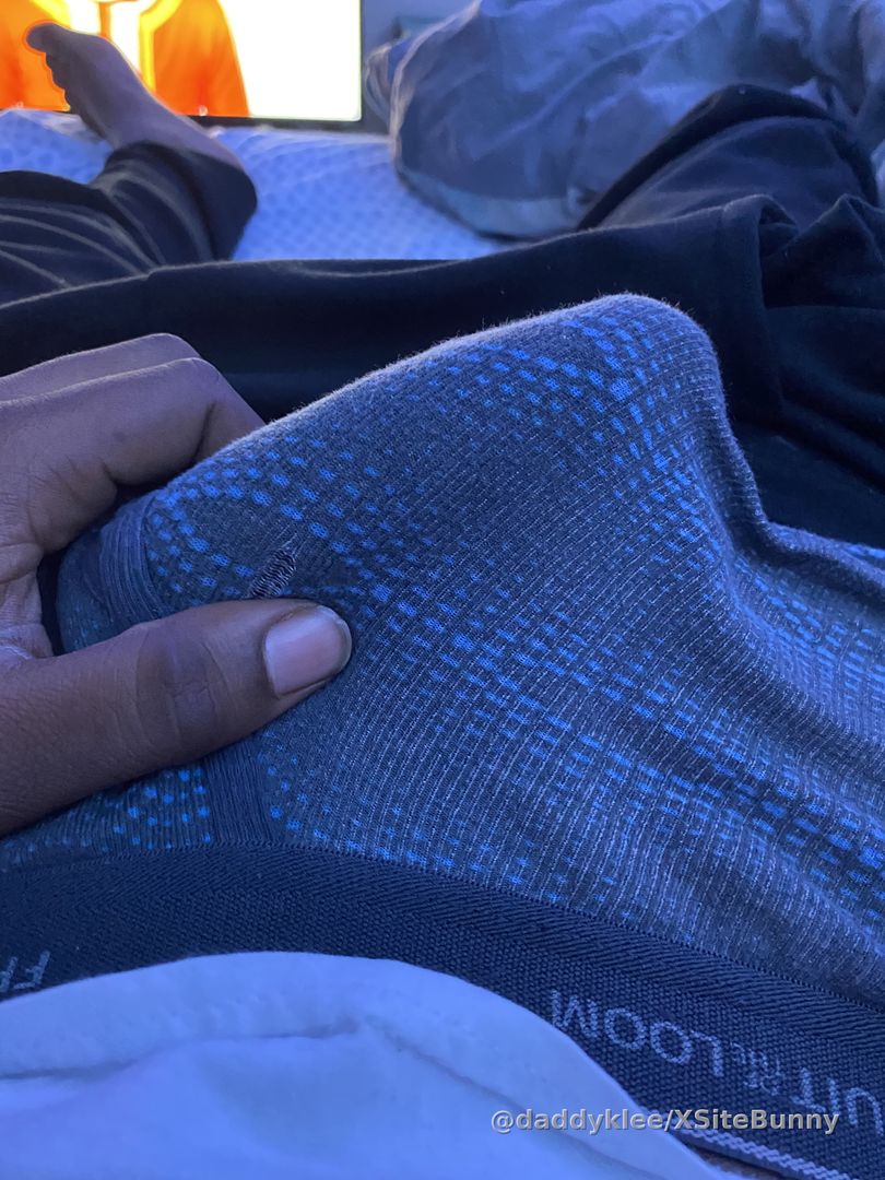 Morning wood 🪵 who gone help me cum 😁😏