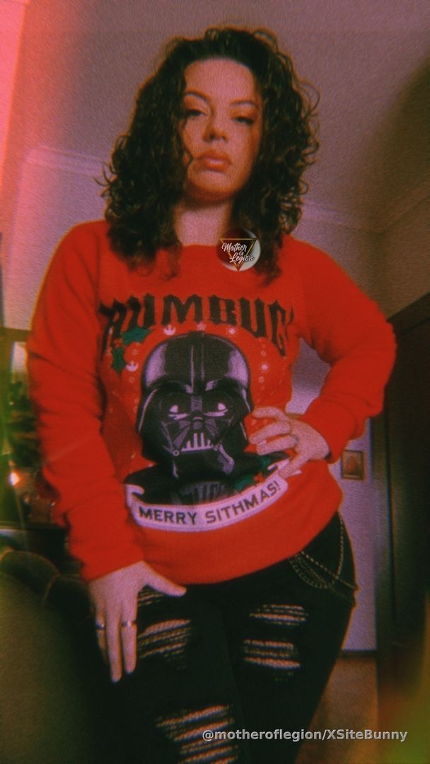 As festive as I get. 😒
#BahHumbugForever #StarWarsHo

Working today @ 10am PDT/1pm EDT/6pm UDT
