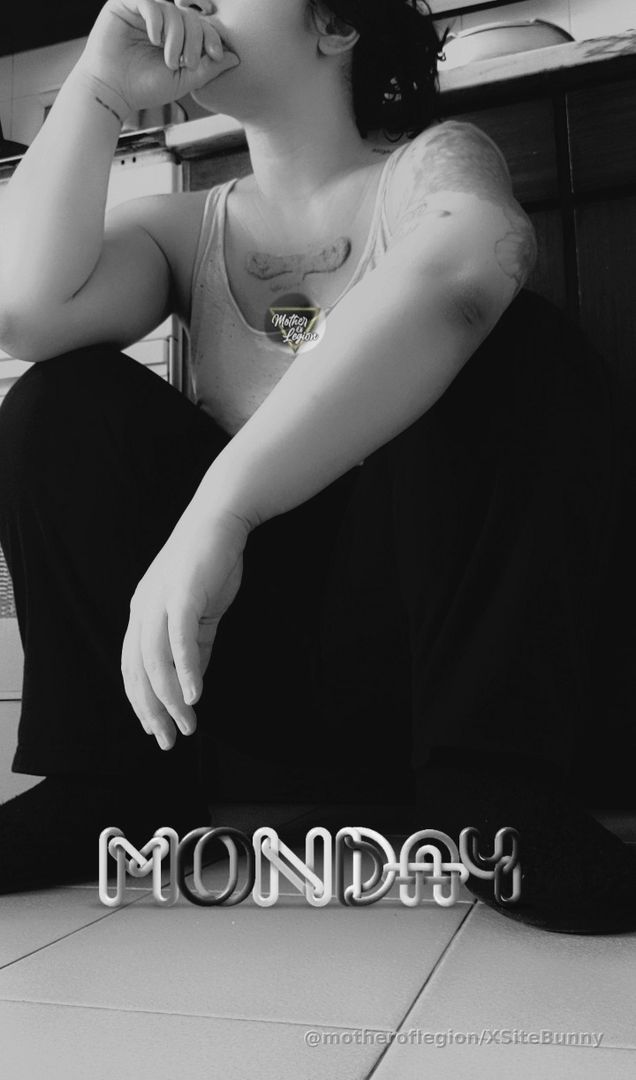 🎶Good mooorniiing🎶 Keep on being unbothered and crack those hilarious jokes up, BBs. The haters, the trolls, the time wasters and energy vampires aren't worth a single cell in your body being stressed.☀️🖤